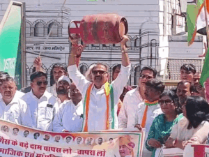कांग्रेस अध्यक्ष ने हाथों में सिलेंडर उठाकर प्रदर्शन किया:गैस सिलेंडर की कीमतें बढ़ाने और मारामारी पर आक्रोश, पीएम का पुतला फूंका