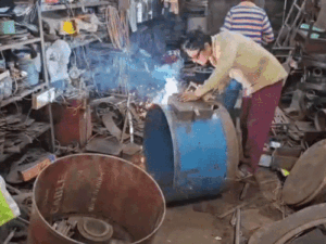 गैस संकट बढ़ा तो भट्टियों की डिमांड बढ़ी:मेस-हॉस्टलों के लिए बढ़ी लकड़ी-कोयले की मांग, कारीगरों के पास ऑर्डर की बाढ़