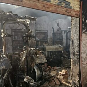 मक्कासर में आग से 2 ट्रैक्टर-बाइक जलकर राख:शॉर्ट सर्किट से आग लगने की आशंका, दमकल कर्मियों ने कड़ी मशक्कत के बाद पाया काबू