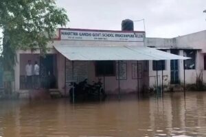 बरसात में बच्चों की परीक्षा, 565 स्कूल और 1126 आंगनबाड़ी भवन जर्जर